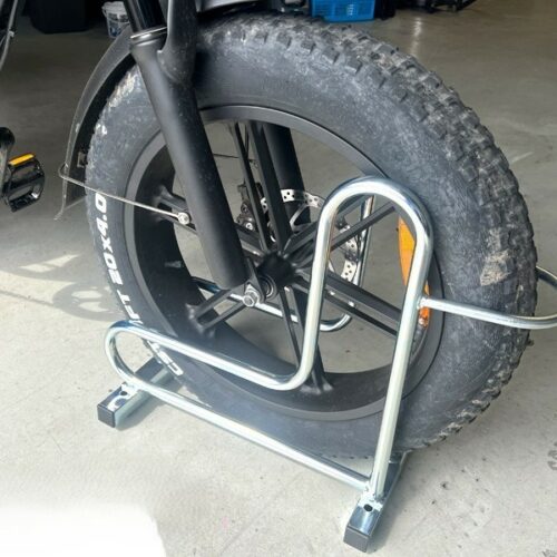 Fietsenrek RAD Fatbikes 4 Inclusief bevestigingsmateriaal. Fietsenrek RAD 1. Leverbaar in verzinkt staal en in een luxe rvs uitvoering.